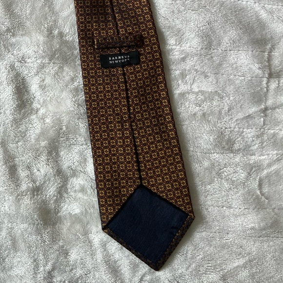 Beautiful Barney’s NY Tie 100% Silk handmade in Italy, gold geometric pattern - Picture 2 of 4